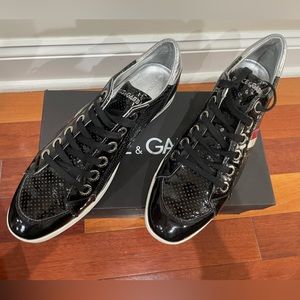 Comfortable and classy sneakers for men.